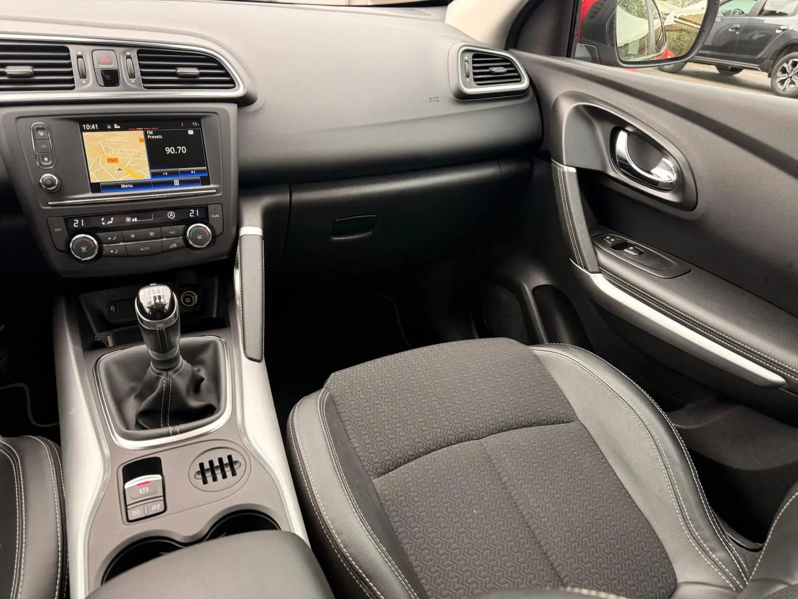 Intérieur Renault Kadjar 1.2 TCE 130 Energy Intens 2016, vue côté passager sur la console centrale et le levier de vitesses manuel.