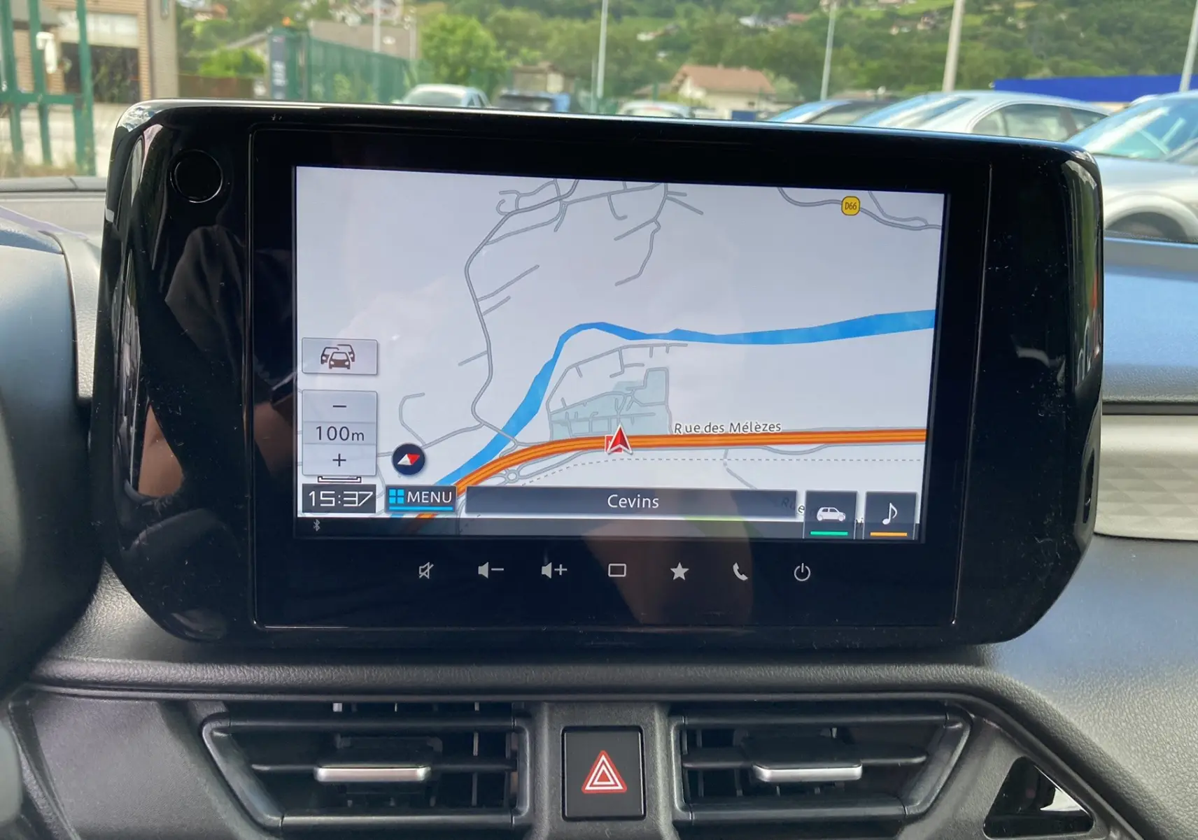 Écran tactile central du Suzuki Swift 2025 affichant la navigation GPS avec carte et commandes multimédia visibles.
