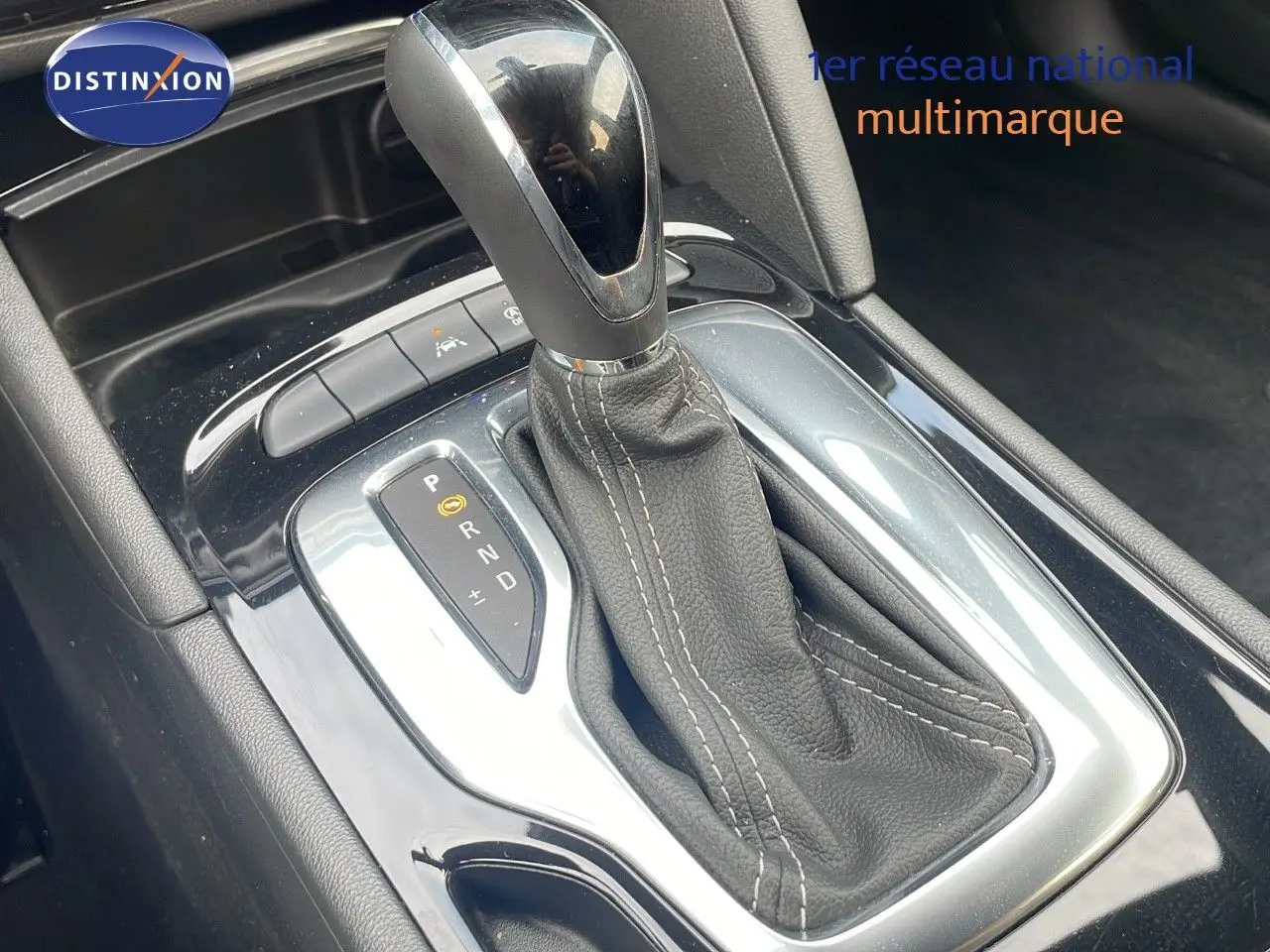 Le levier de vitesses automatique en cuir noir de l’Opel Insignia Sports Tourer gris acier, vue rapprochée intérieure.