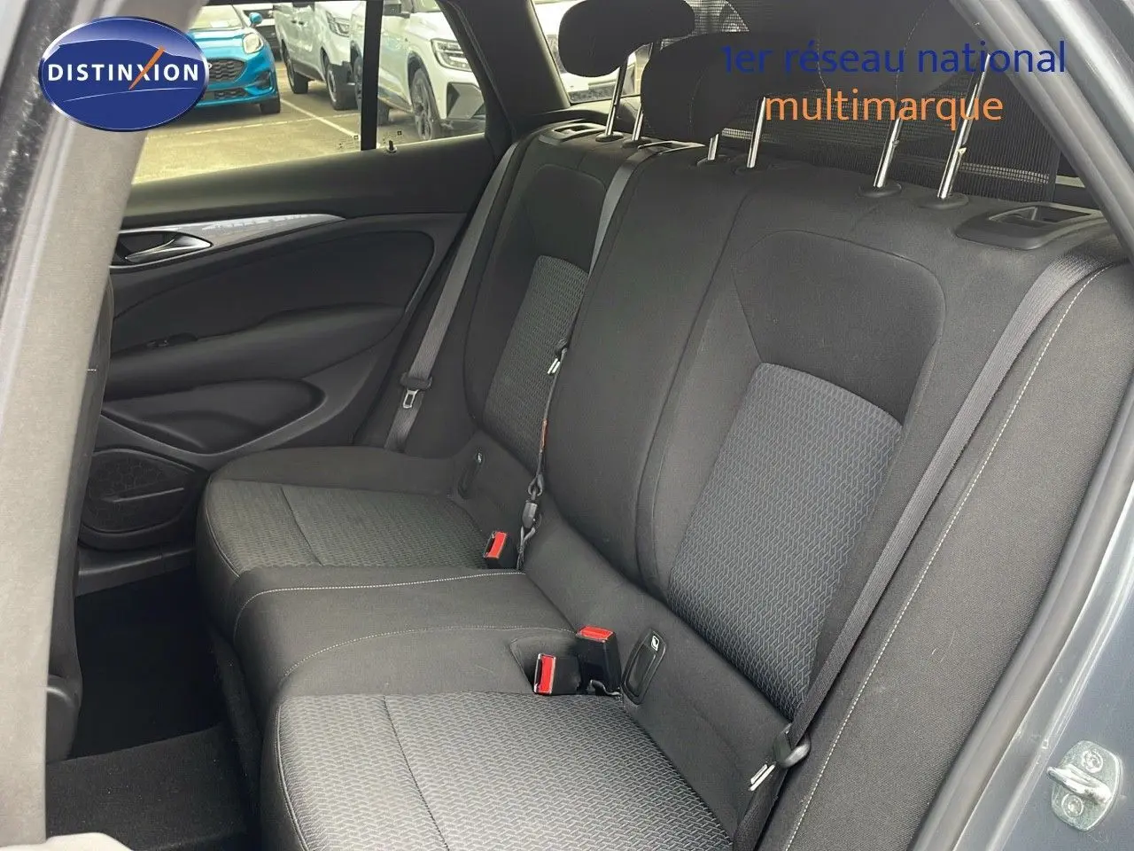 Vue intérieure côté droit des sièges arrière en tissu gris noir de l'Opel Insignia Sports Tourer 2021.