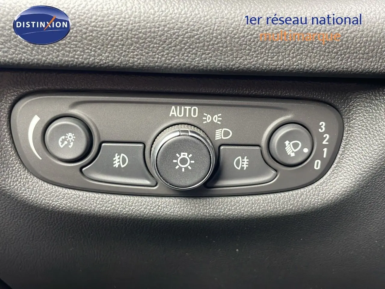 Gros plan sur les commandes d’éclairage intérieur de l’Opel Insignia Sports Tourer 2021, finition gris acier satiné.