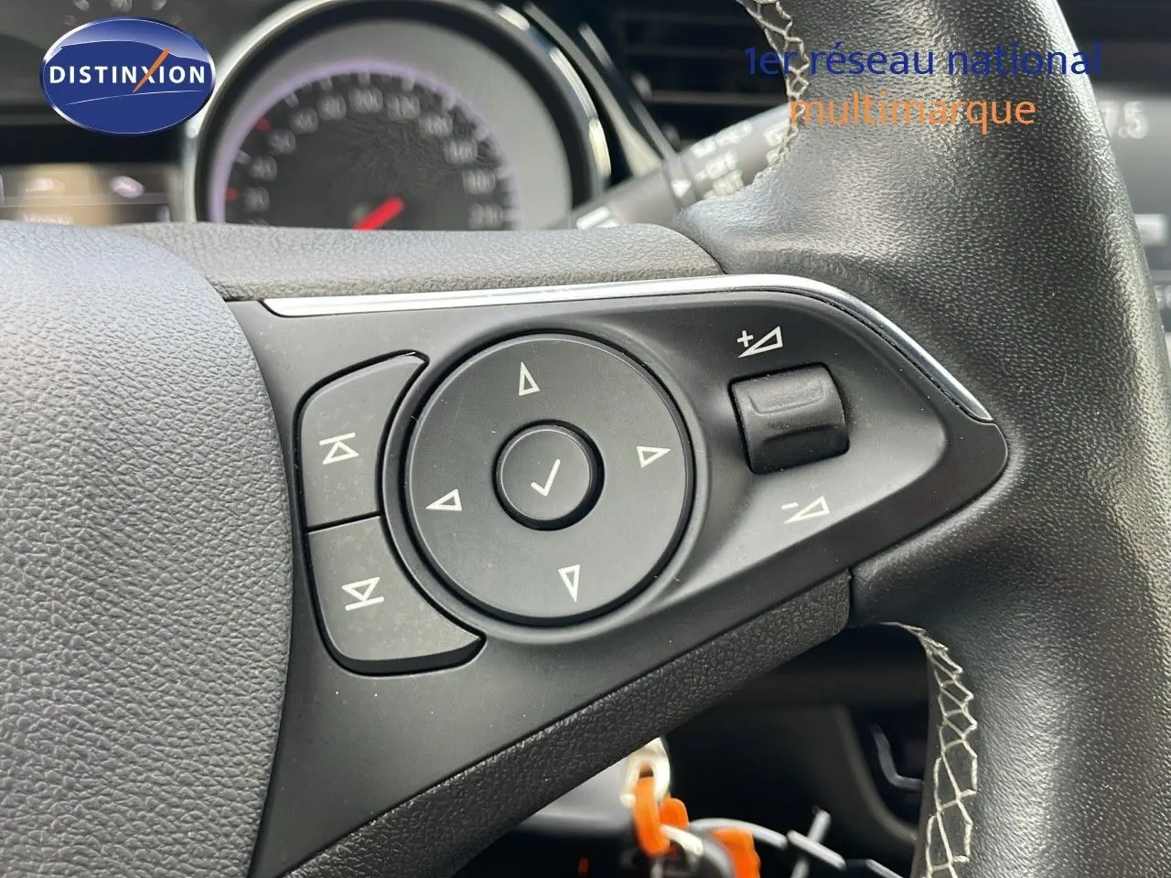 Gros plan sur les commandes du volant noir de l'Opel Insignia Sports Tourer gris acier satinée, modèle 2021.