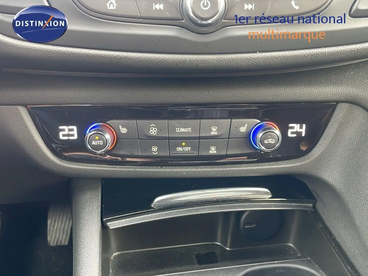 Vue rapprochée de la console centrale de l’Opel Insignia Sports Tourer 2021, avec commandes de climatisation digitale.