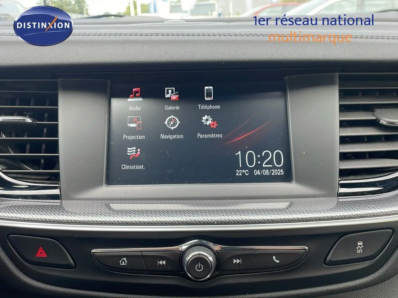 Vue rapprochée de l’écran tactile central de l’Opel Insignia Sports Tourer 2021 avec interface multimédia affichée.