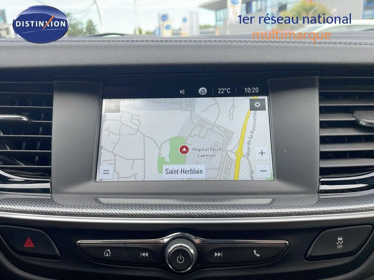 Vue rapprochée de l’écran tactile central avec navigation GPS affichée dans l’Opel Insignia Sports Tourer gris acier.