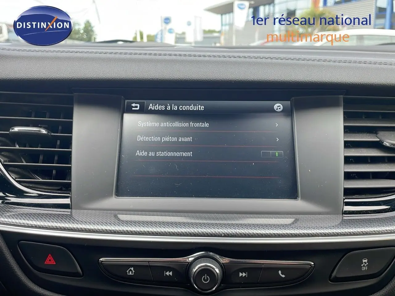 Écran central de l’Opel Insignia Sports Tourer 2021 affichant les aides à la conduite, tableau de bord noir avec finitions gris acier.