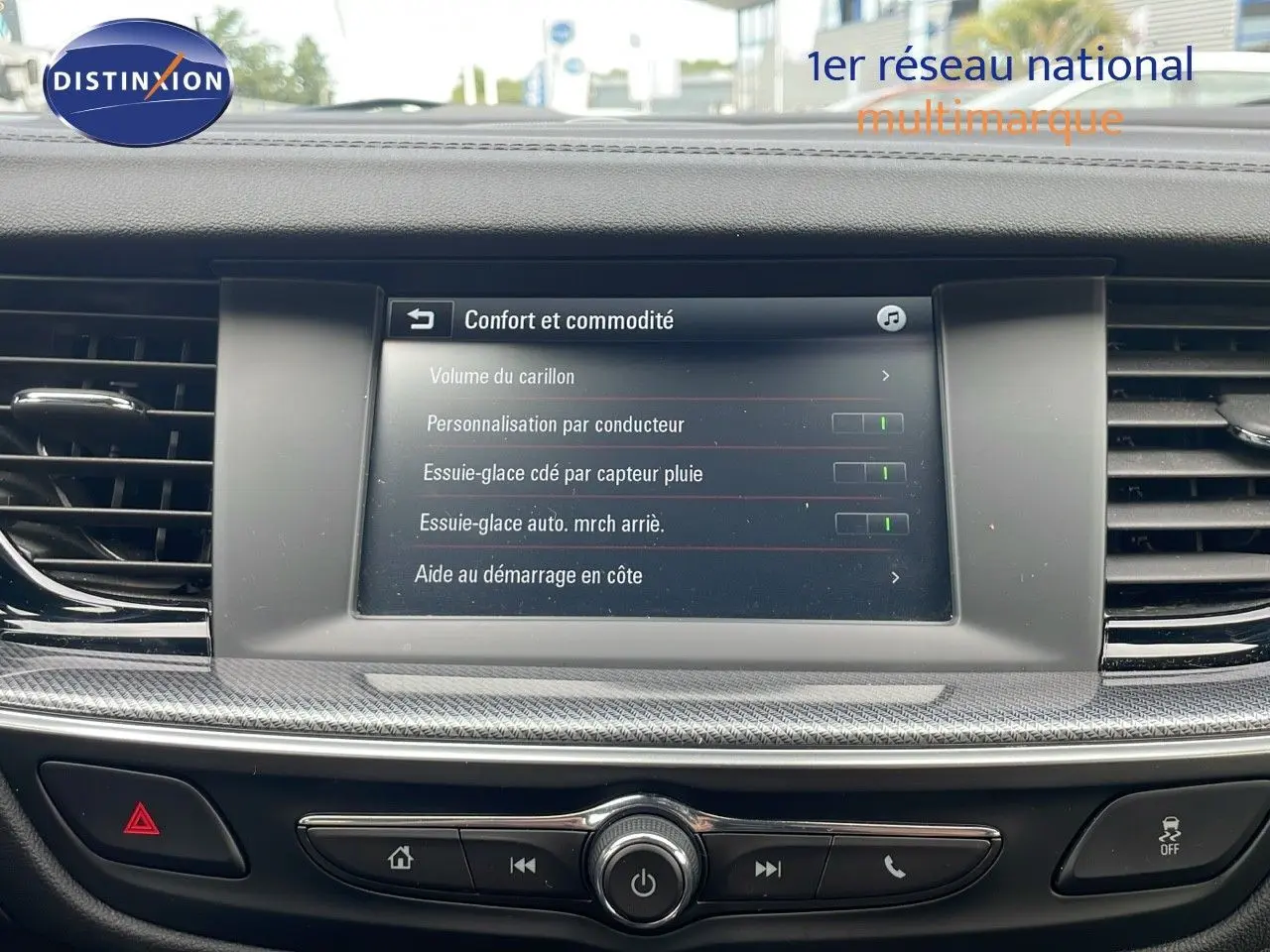 Écran central de l’Opel Insignia Sports Tourer 2021 affichant les réglages de confort et commodité, avec tableau de bord noir.