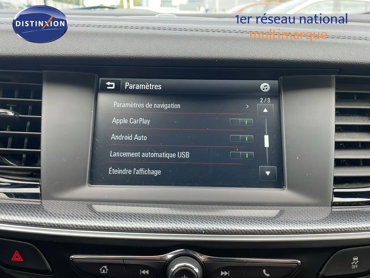 Écran central de l’Opel Insignia Sports Tourer 2021 affichant les paramètres de navigation et connectivité Apple CarPlay et Android Auto.