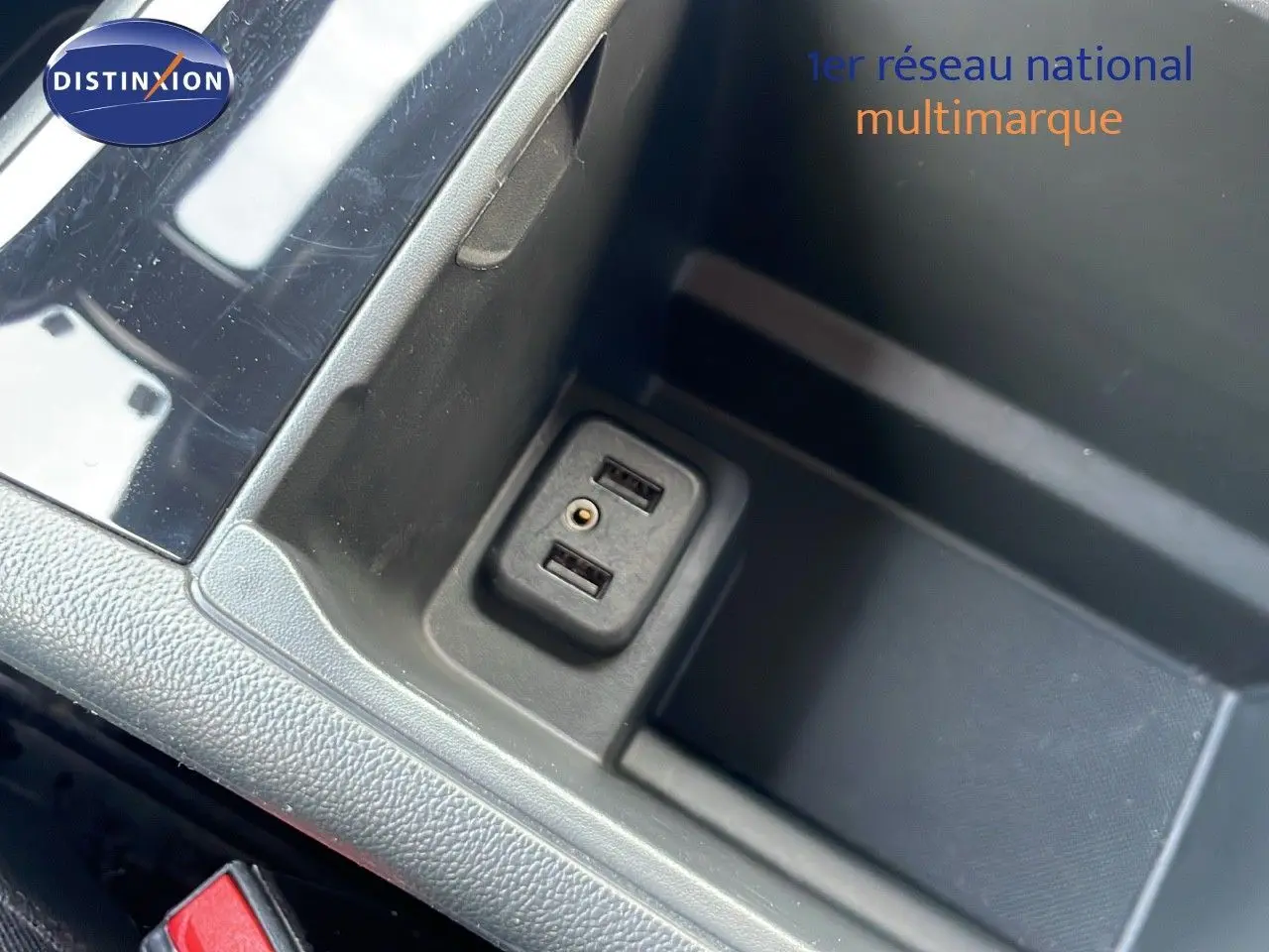 Gros plan sur la console centrale de l’Opel Insignia Sports Tourer 2021, montrant deux ports USB et une prise auxiliaire.