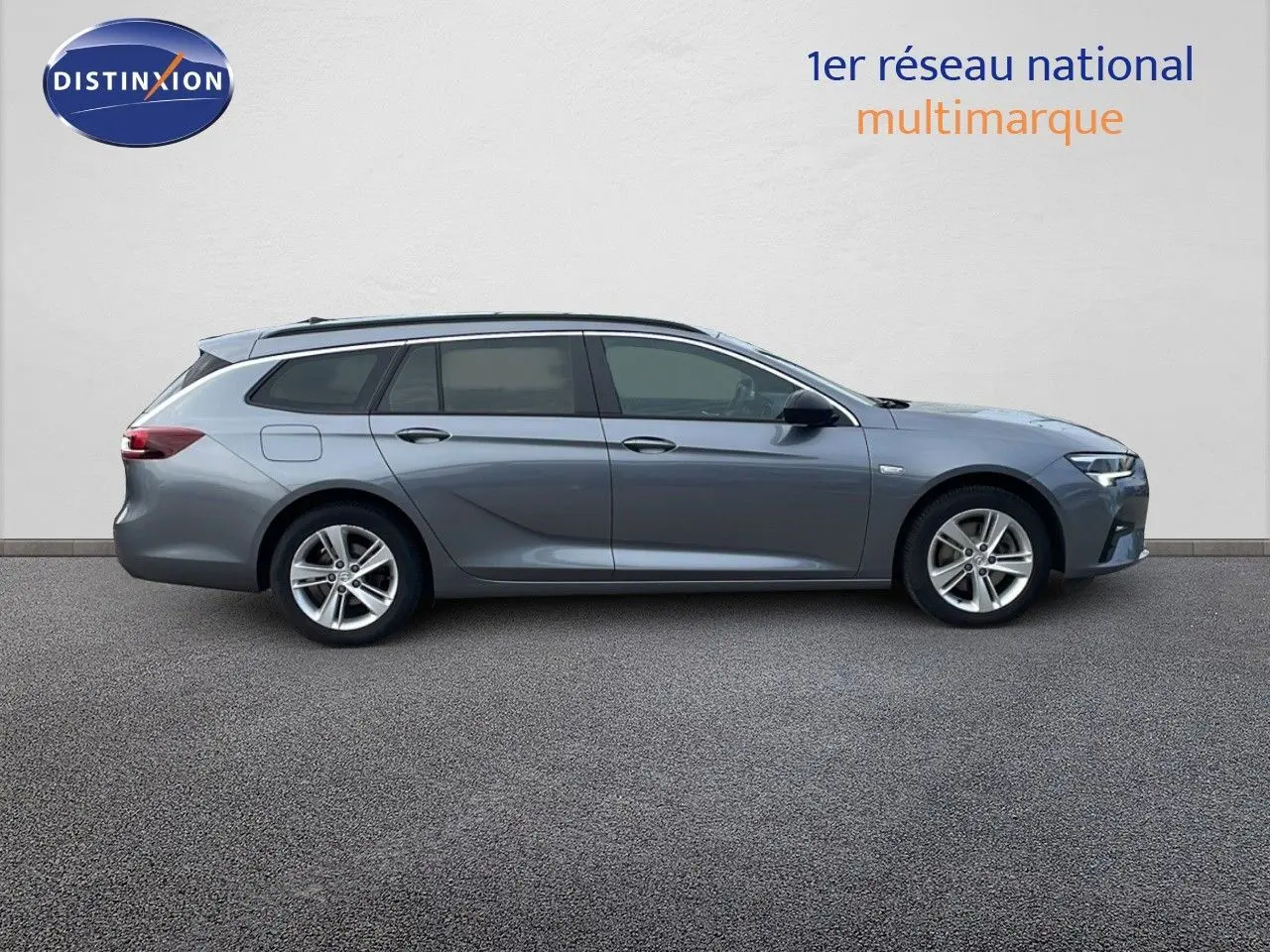 Opel Insignia Sports Tourer gris acier satiné vue de profil côté gauche sur fond neutre.