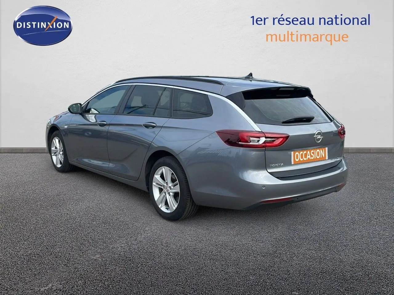 Opel Insignia Sports Tourer gris acier satiné vue 3/4 arrière droit, break diesel avec jantes alliage.