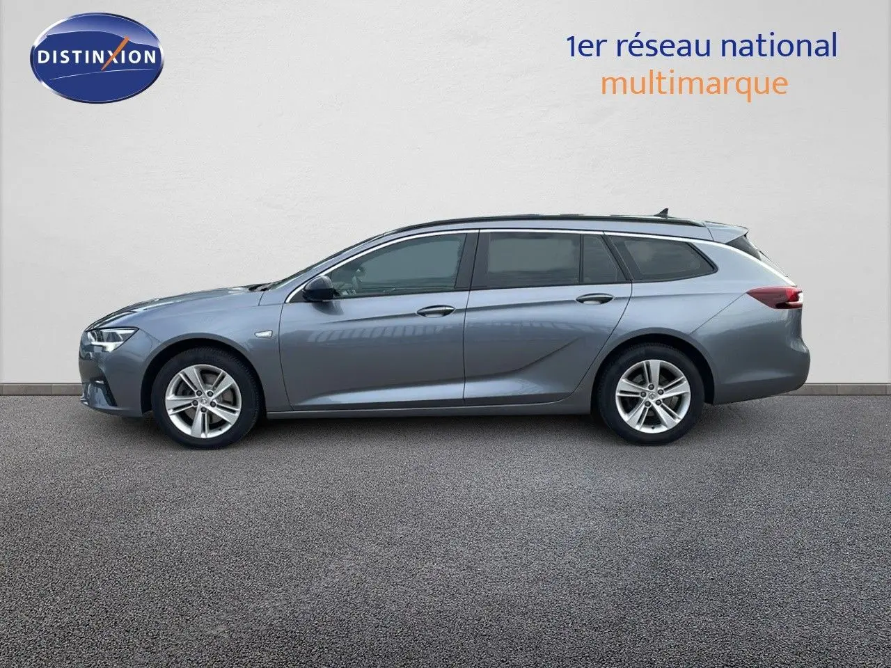 Opel Insignia Sports Tourer gris acier satiné vue de profil côté gauche sur fond neutre.