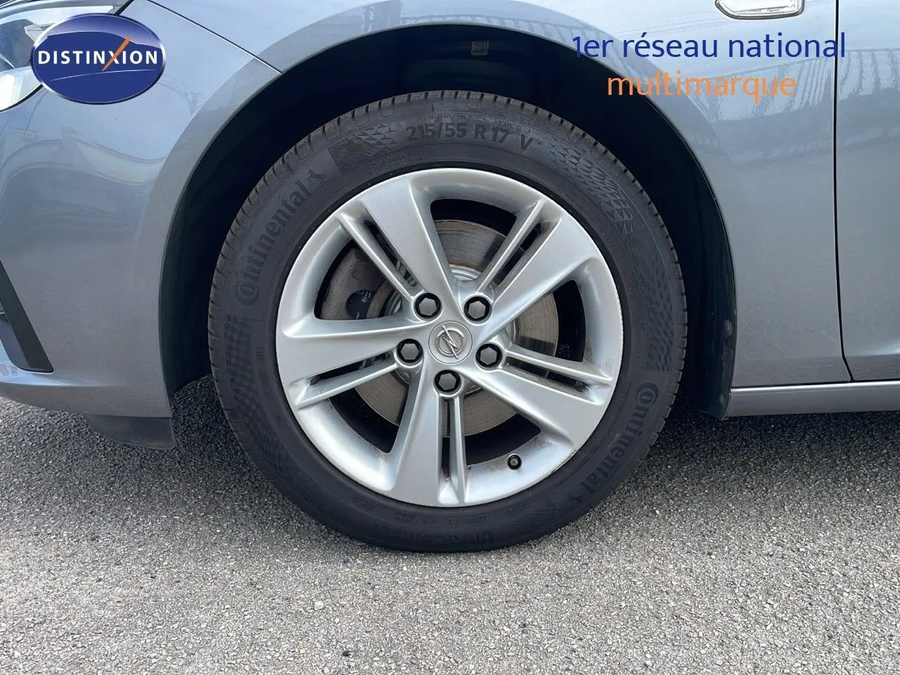 Gros plan sur la roue avant gauche grise acier satinée de l'Opel Insignia Sports Tourer avec jante alliage 17 pouces.
