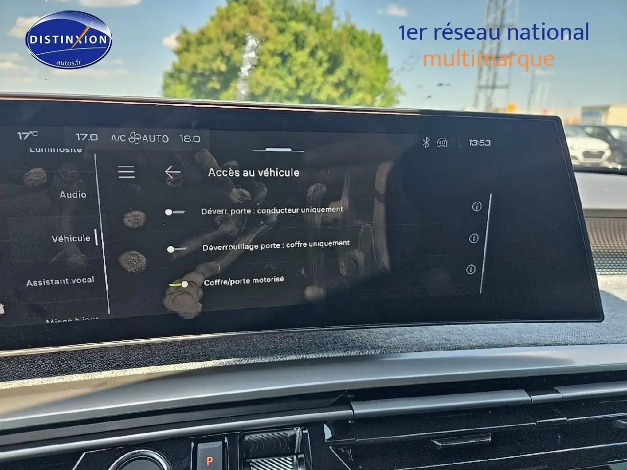 Écran tactile central affichant les réglages d’accès au véhicule dans l’habitacle d’un Peugeot 3008 noir.