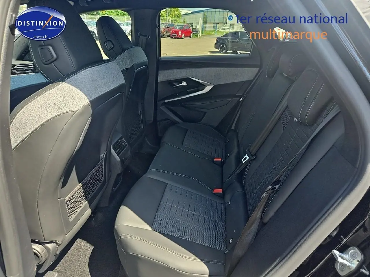 Vue intérieure arrière côté droit du Peugeot 3008 noir, mettant en valeur la banquette tissu et cuir avec appuis-tête.