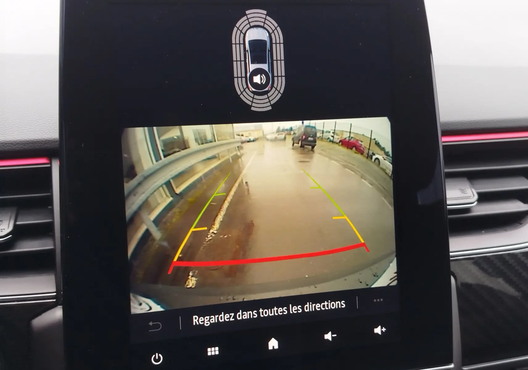 Écran central de Renault Arkana bleu Zanzibar 2022 montrant la caméra de recul avec lignes de guidage colorées.