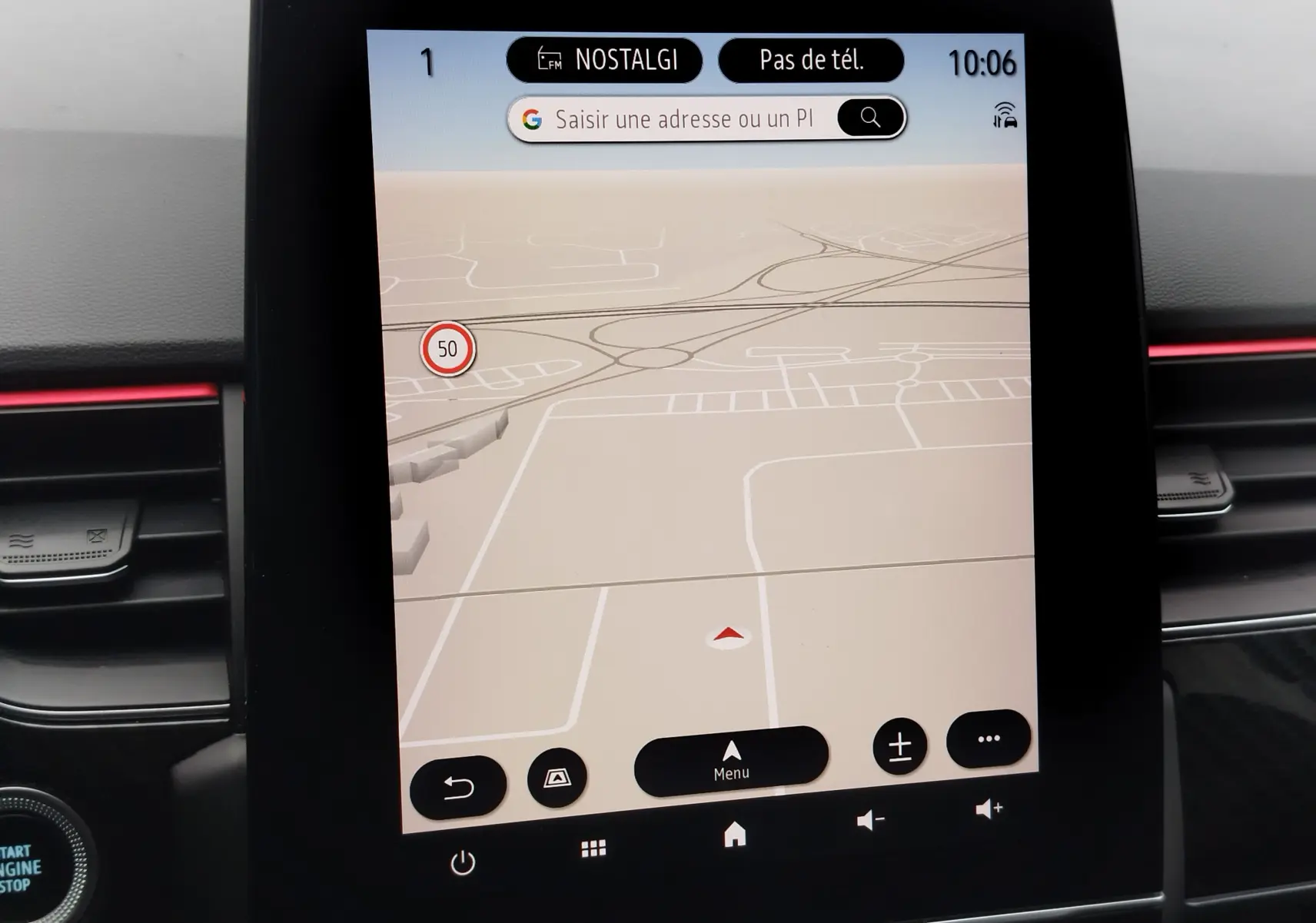 Écran central tactile du tableau de bord du Renault Arkana 2022, affichant la navigation GPS et l'interface multimédia.
