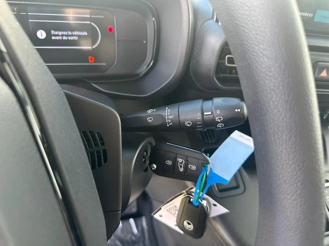 Vue intérieure du siège passager double noir en tissu du Citroën Berlingo III Van, avec cloison métallique arrière visible.