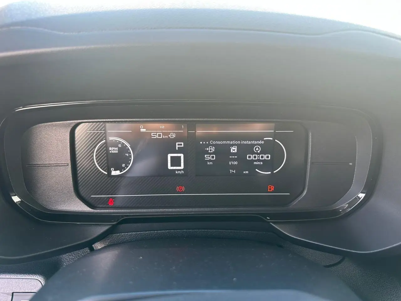 Vue latérale gauche d’un Citroën Berlingo blanc Icy 2026, portes ouvertes montrant l’intérieur cabine avec banquette Extenso rabattue.