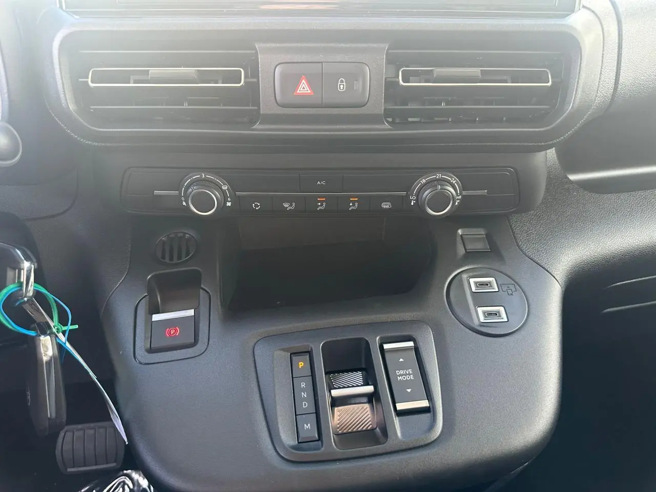 Vue arrière ouverte du Citroën Berlingo blanc Icy montrant l'espace de chargement vide avec plancher en polypropylène.