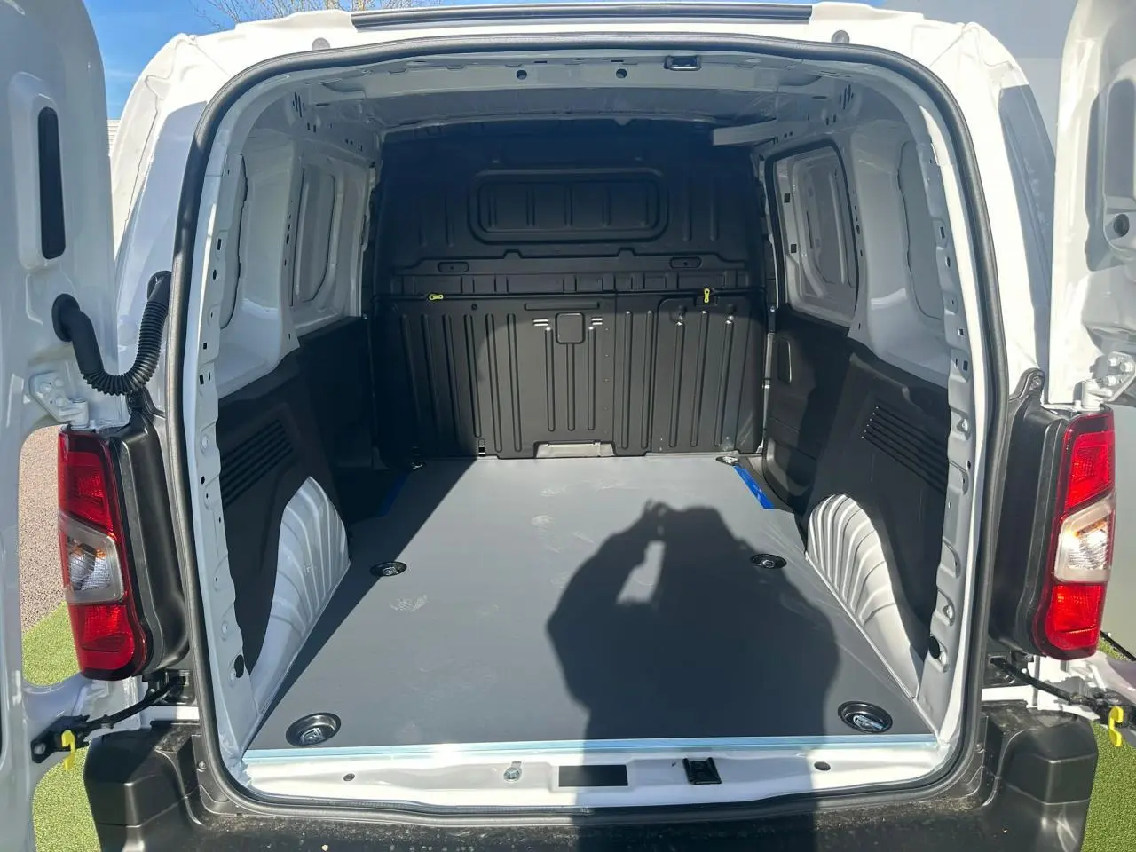 Vue intérieure côté conducteur du plafond et pare-soleil du Citroën Berlingo blanc Icy, avec rétroviseur et partie siège visible.