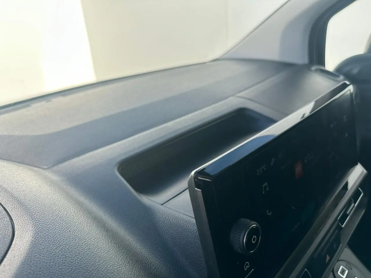 Vue intérieure rapprochée du tableau de bord noir avec écran tactile du Citroën Berlingo blanc Icy 2026.