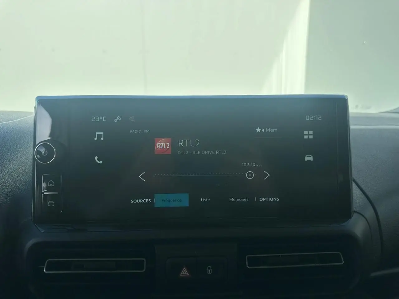 Écran tactile central 10 pouces du Citroën Berlingo III blanc, affichant la radio RTL2 en intérieur véhicule.