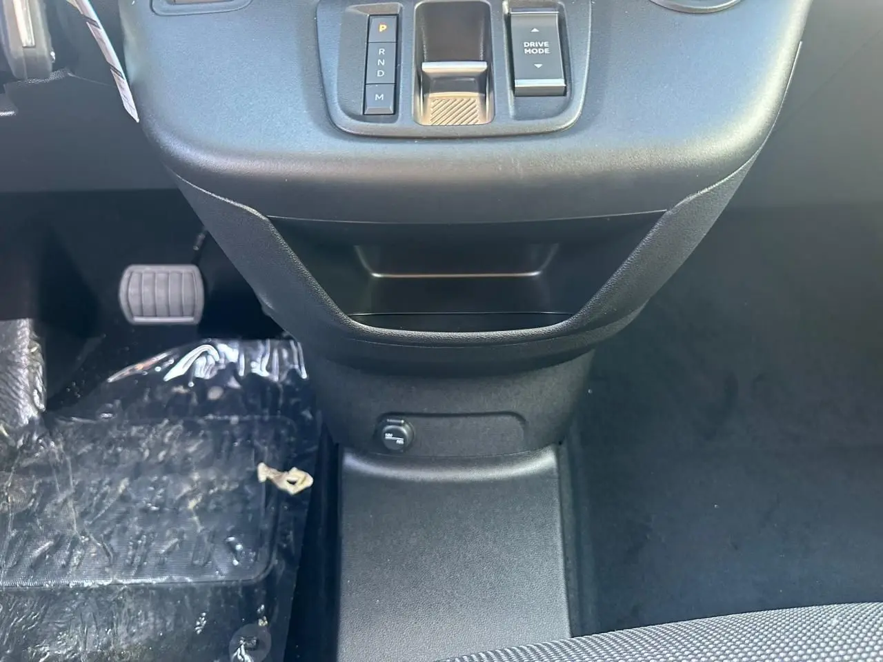 Vue rapprochée du levier de boîte automatique et console centrale noire du Citroën Berlingo blanc Icy 2026.