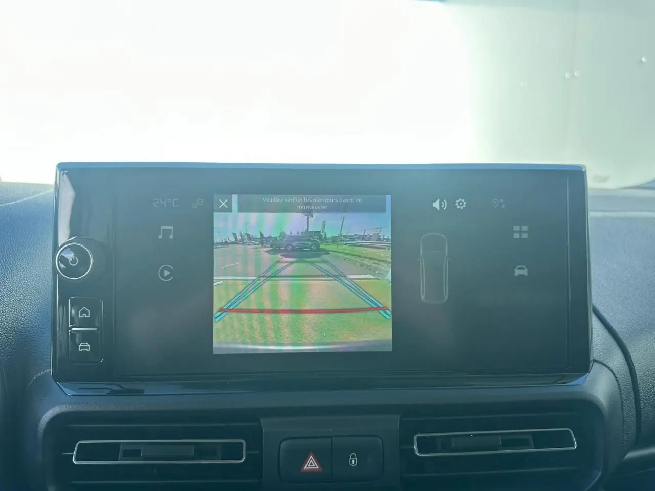 Écran tactile intérieur du Citroën Berlingo III blanc montrant la caméra de recul avec guidage dynamique.