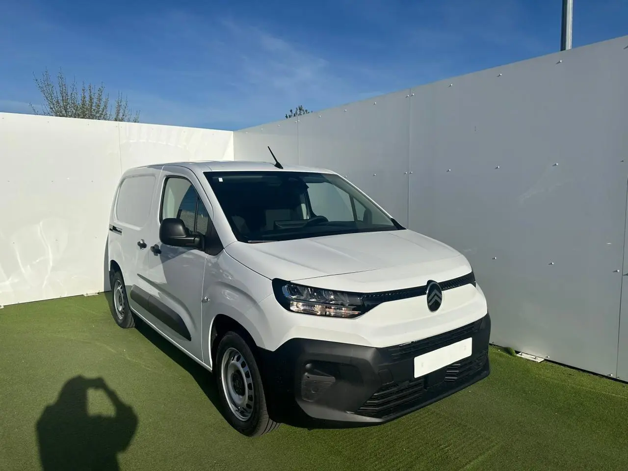 Vue latérale droite du Citroën Berlingo III blanc Icy, fourgon compact avec porte coulissante et jantes tôle grises.