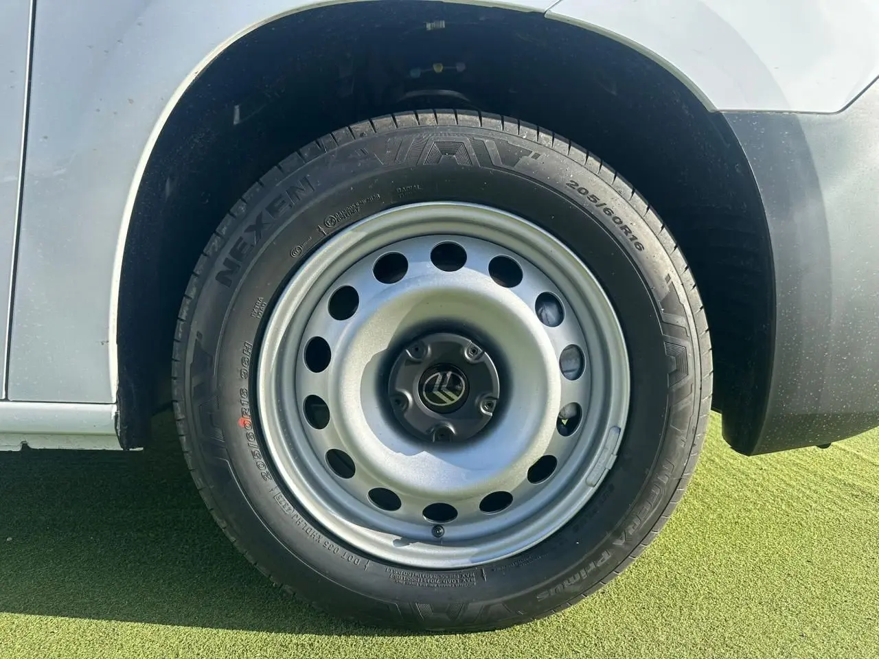 Gros plan sur la roue arrière droite en jante tôle grise du Citroën Berlingo blanc Icy 2026.