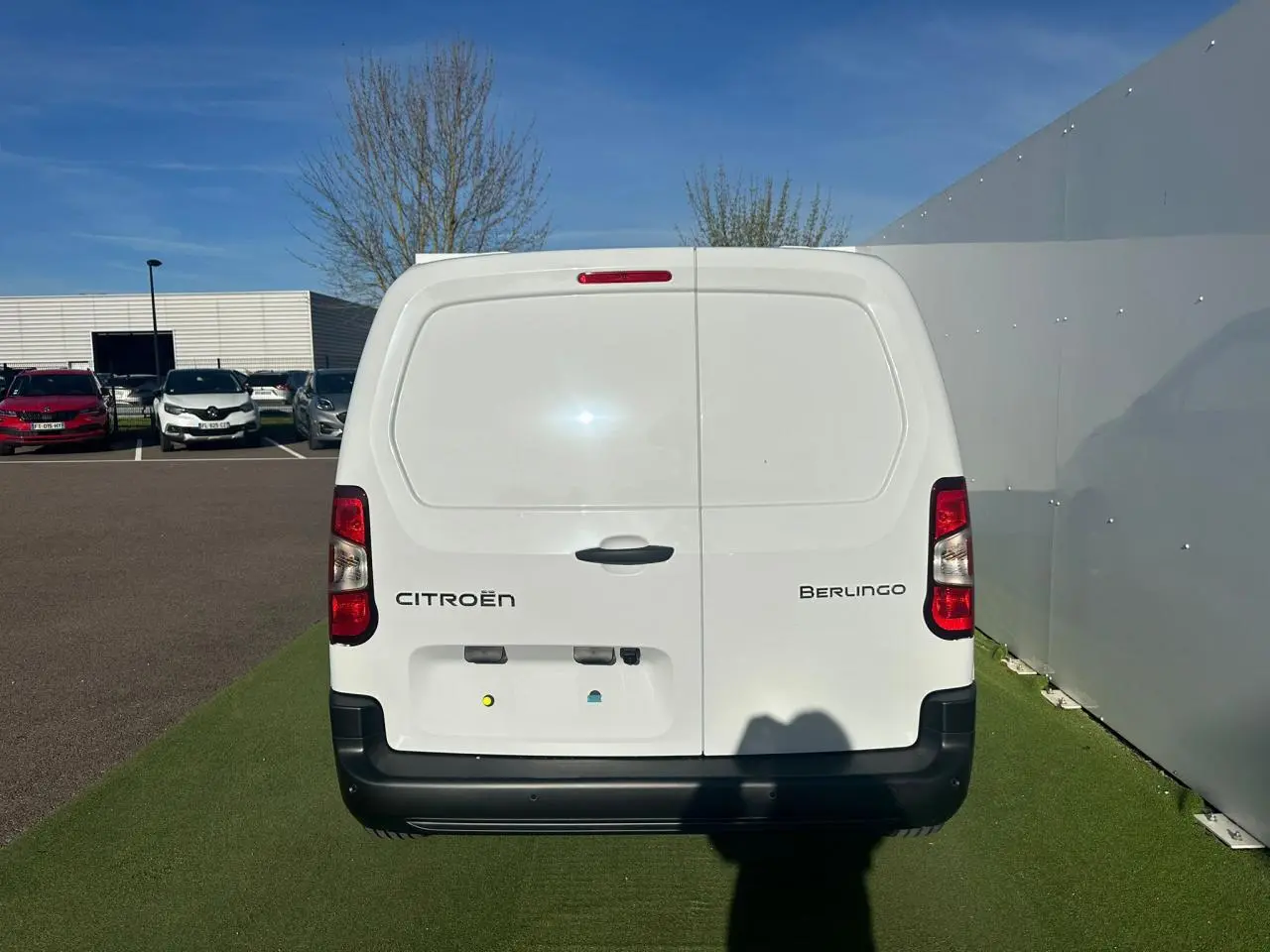 Vue 3/4 avant droite du Citroën Berlingo blanc Icy, fourgon compact avec pare-chocs noirs et jantes tôles grises.