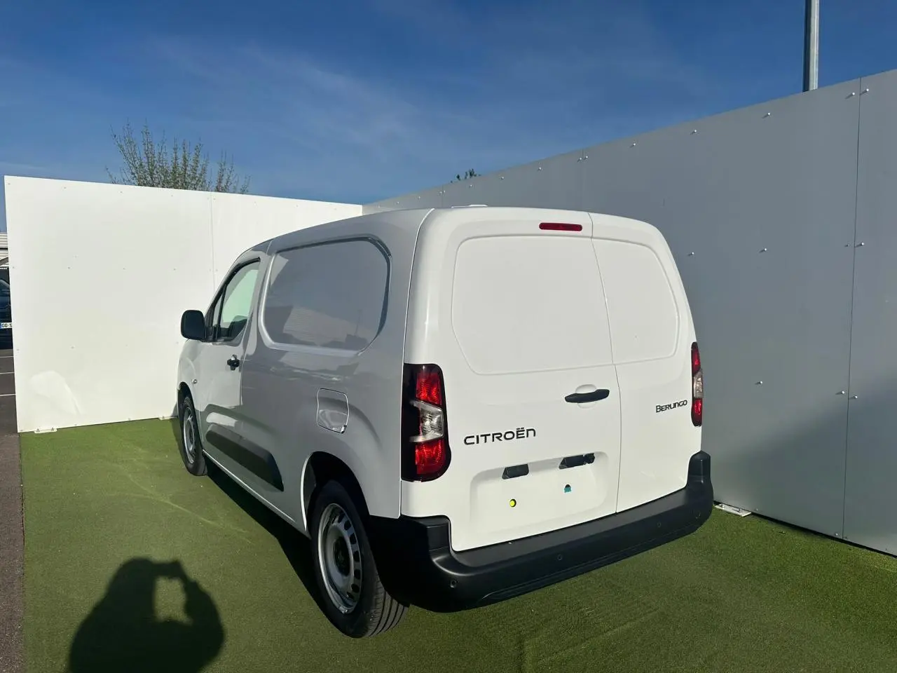 Vue arrière d'un Citroën Berlingo blanc Icy, portes battantes tôlées et pare-chocs noir mat.