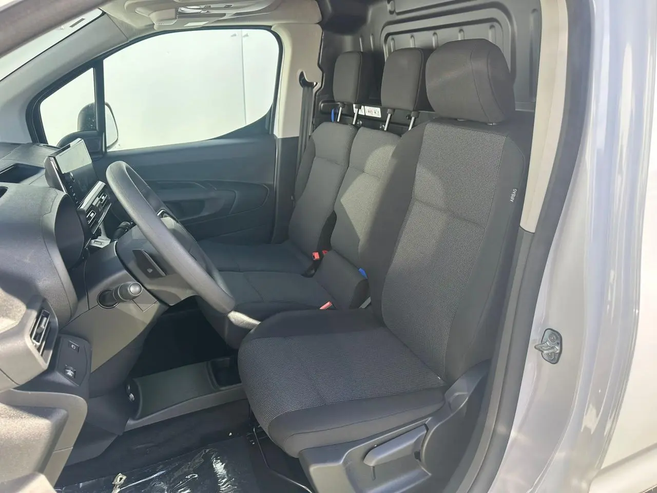 Gros plan sur la caméra de recul noire fixée sur la porte arrière blanche du Citroën Berlingo III Van.