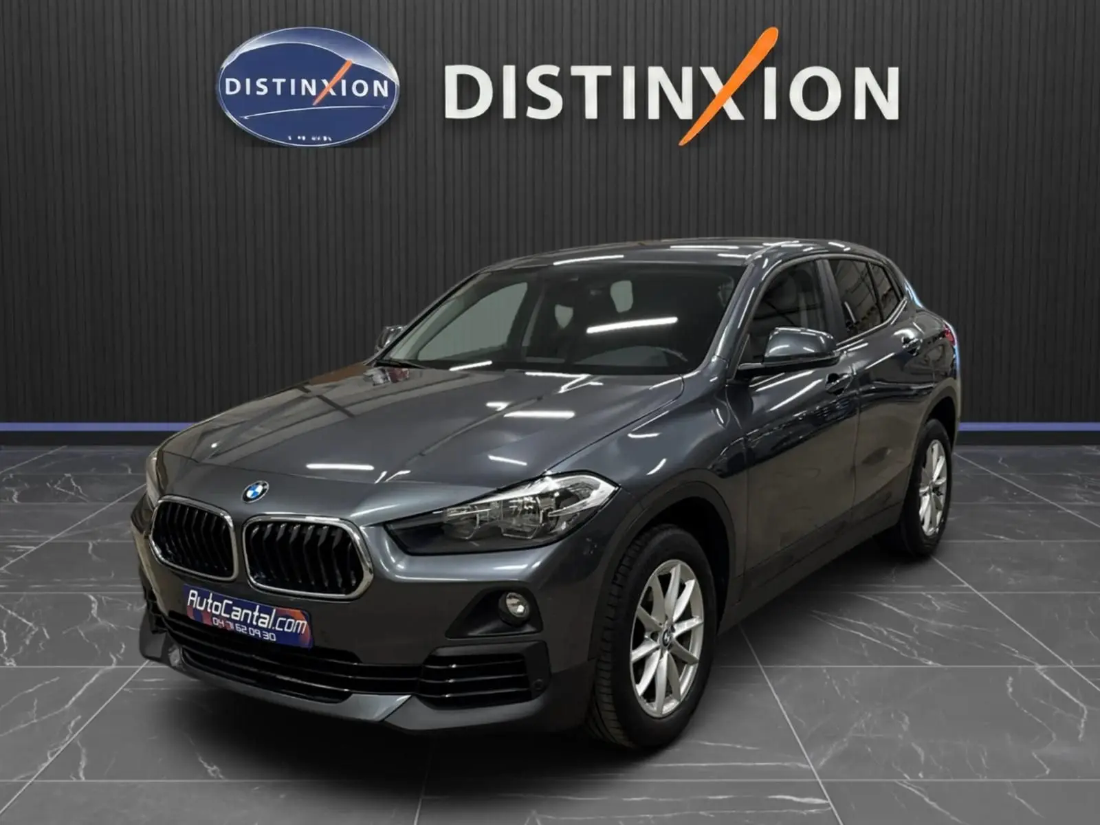 BMW X2 gris minéral métallisé vue 3/4 avant droit, avec calandre double haricot et jantes alliage 17 pouces.