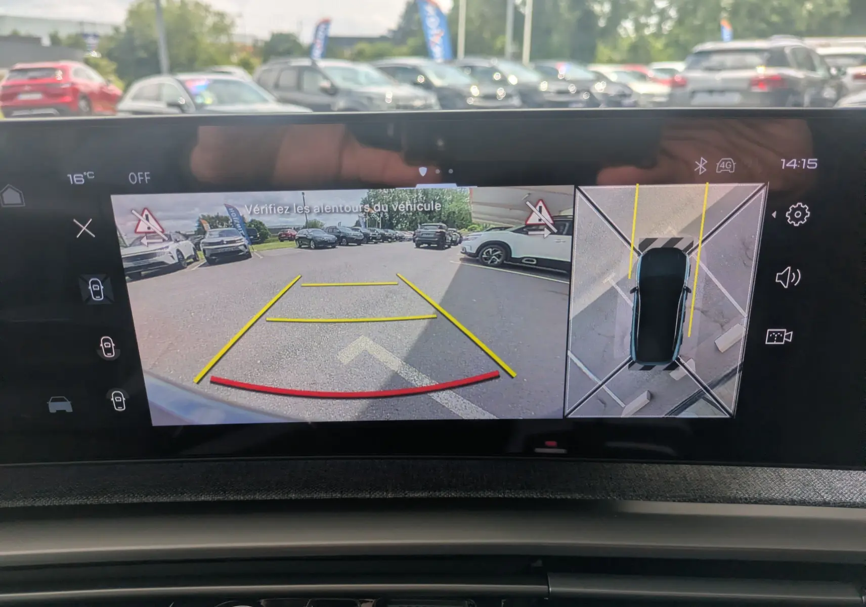 Affichage écran caméra de recul et vue 360° du Peugeot 3008 Hybrid 145 GT bleu Obsession en stationnement.