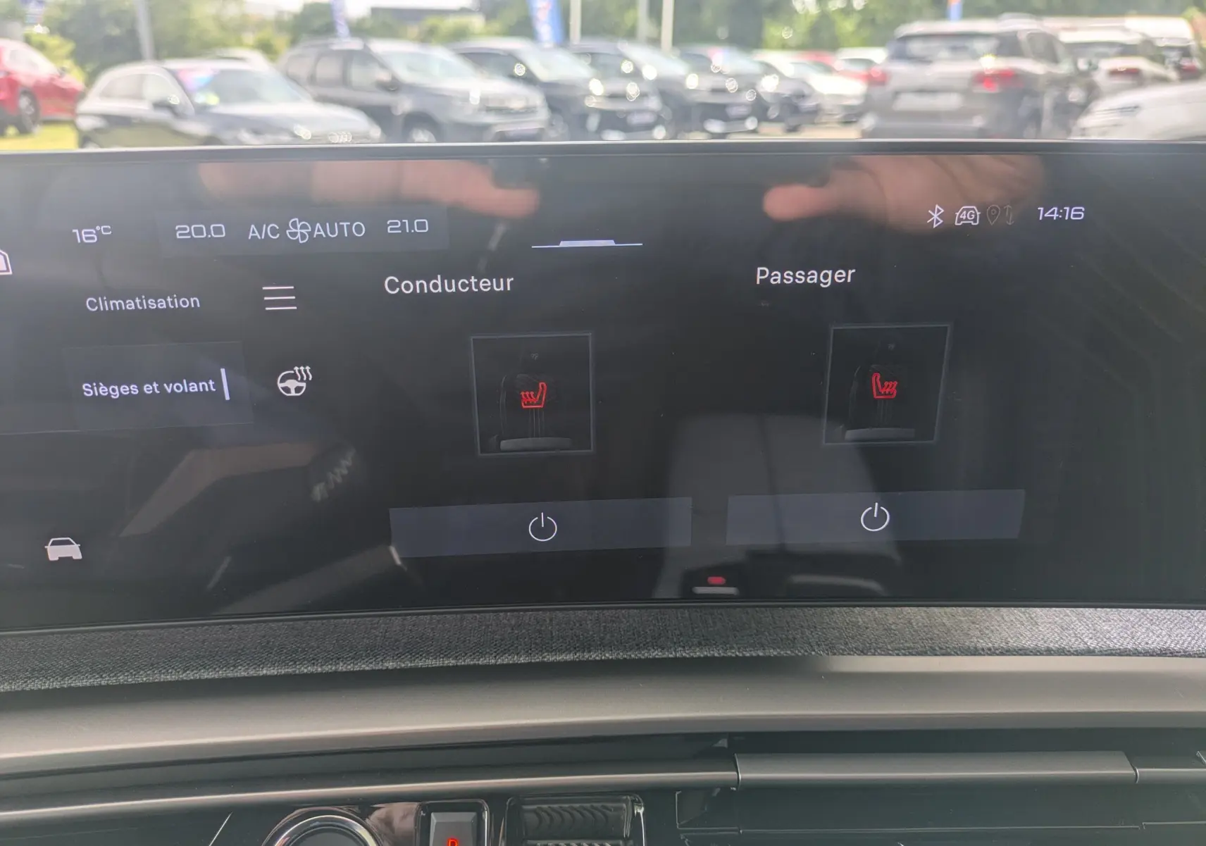 Écran tactile intérieur du Peugeot 3008 Hybrid 2026 montrant les réglages des sièges chauffants conducteur et passager.