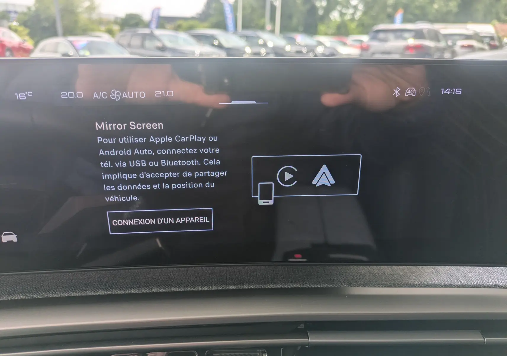 Écran tactile intérieur du Peugeot 3008 Hybrid 2026 affichant l'interface Mirror Screen avec commandes connectivité.