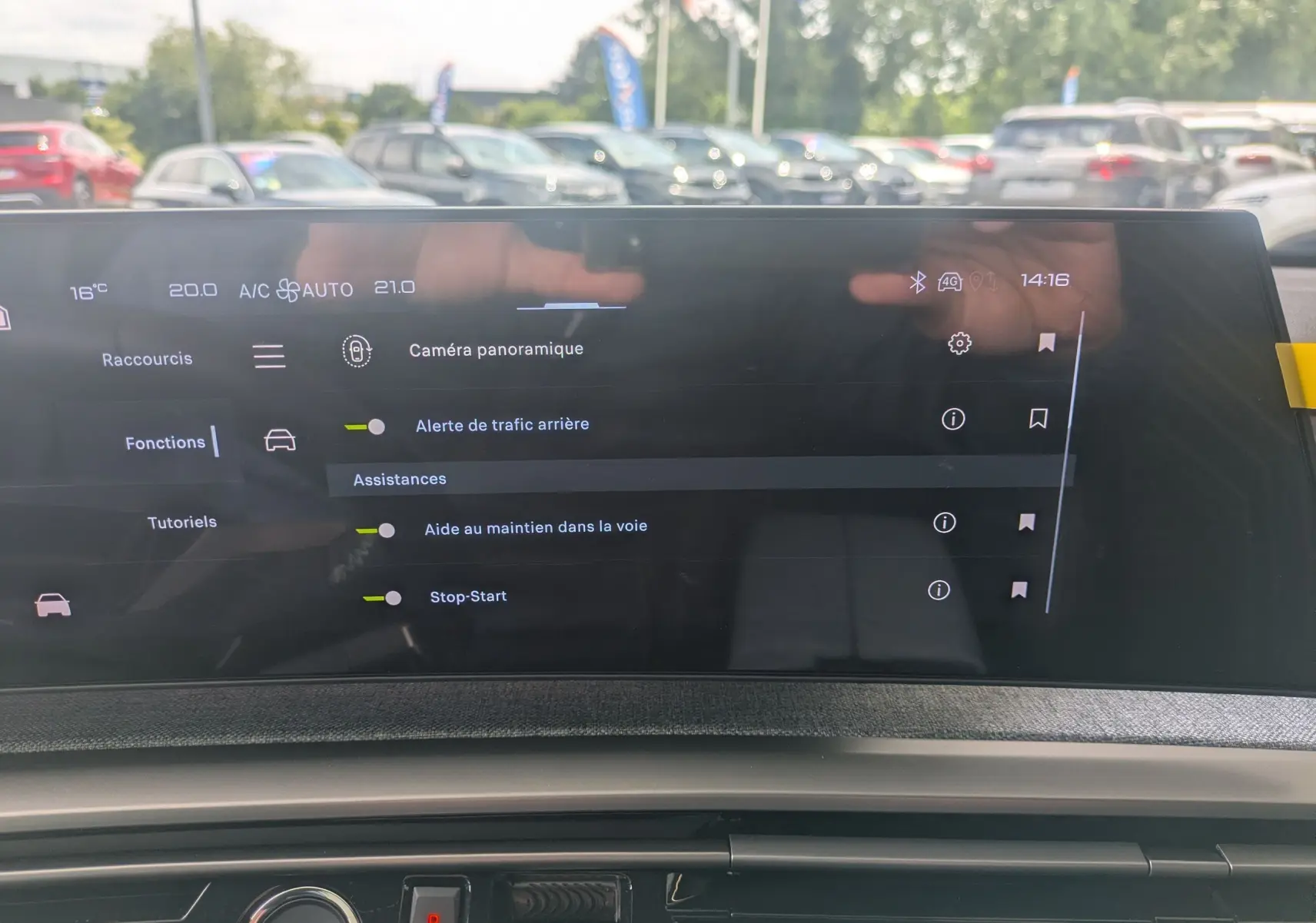 Écran tactile intérieur du Peugeot 3008 Hybrid 2026 affichant les assistances à la conduite, vue avant du tableau de bord.