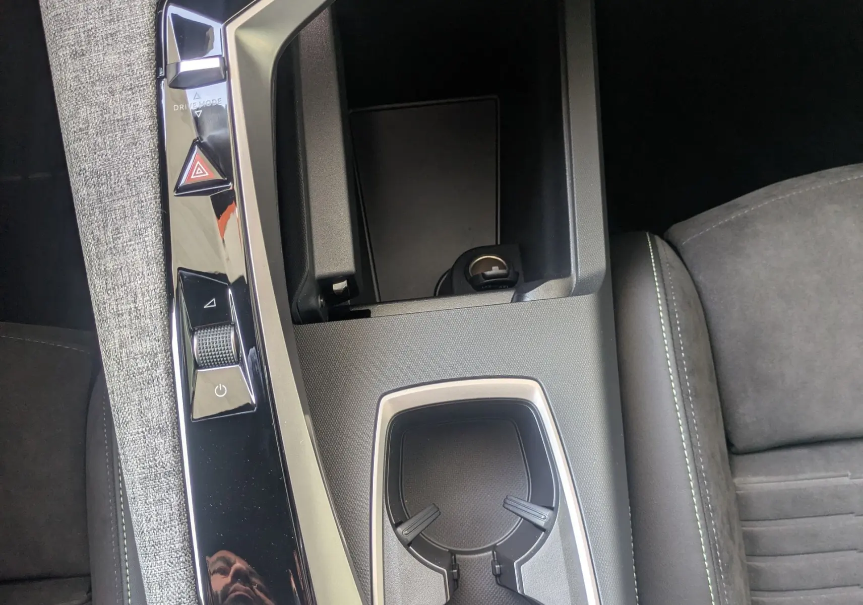 Vue rapprochée de la console centrale du Peugeot 3008 Hybrid 2026, avec sellerie Alcantara et finitions noires élégantes.