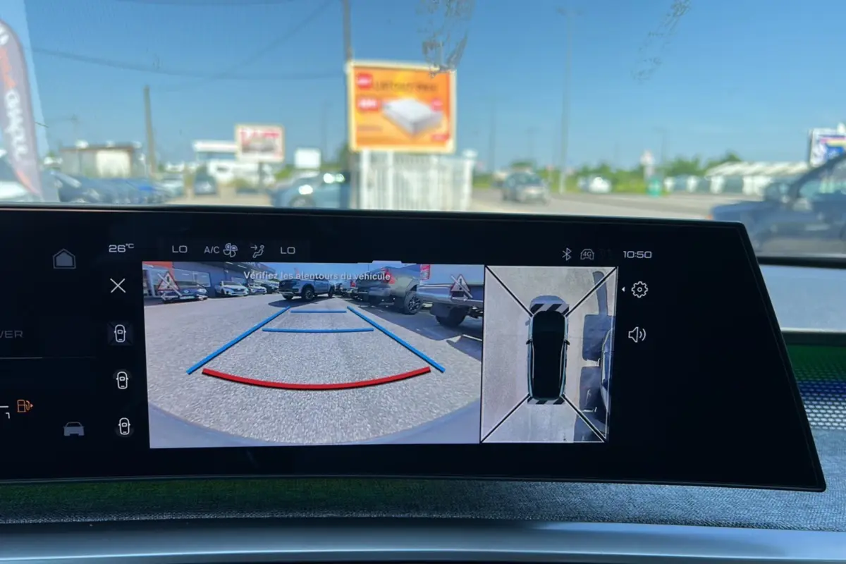 Écran intérieur du Peugeot 3008 Hybrid 2025 montrant la caméra de recul et la vue 360° en stationnement.