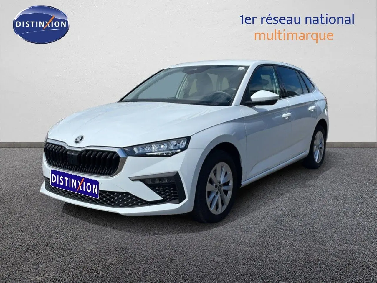 Vue 3/4 avant droite d'une Skoda Scala blanc glacier avec calandre noire et jantes alliage 16 pouces.