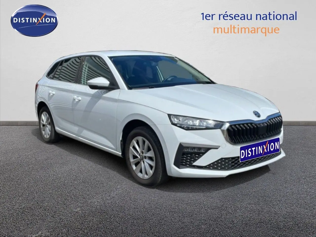 Skoda Scala blanc glacier vue 3/4 avant droit, avec calandre noire et jantes alliage 16 pouces bicolores.