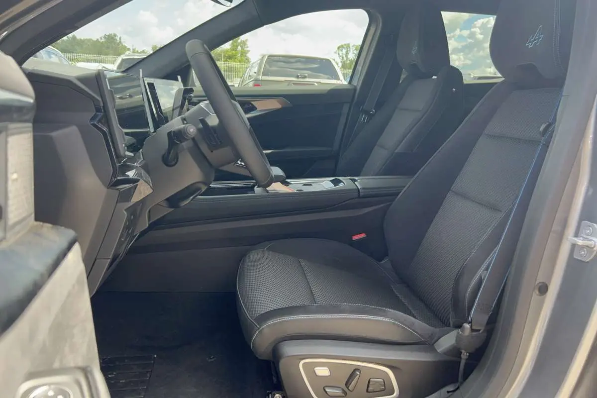Vue intérieure côté conducteur du Renault Austral 200 Esprit Alpine 4Control 2026, sièges semi-alcantara noirs avec logo Alpine brodé.