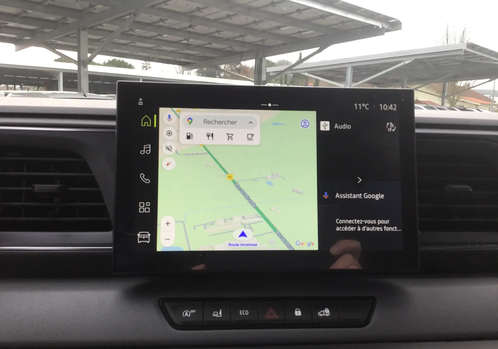 Écran tactile central du Renault Master 2025 affichant la navigation OpenR Link avec interface Google Assistant.