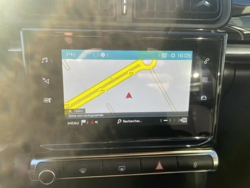 Écran tactile central du tableau de bord d'une Citroën C3 gris foncé, affichant la navigation GPS en gros plan.