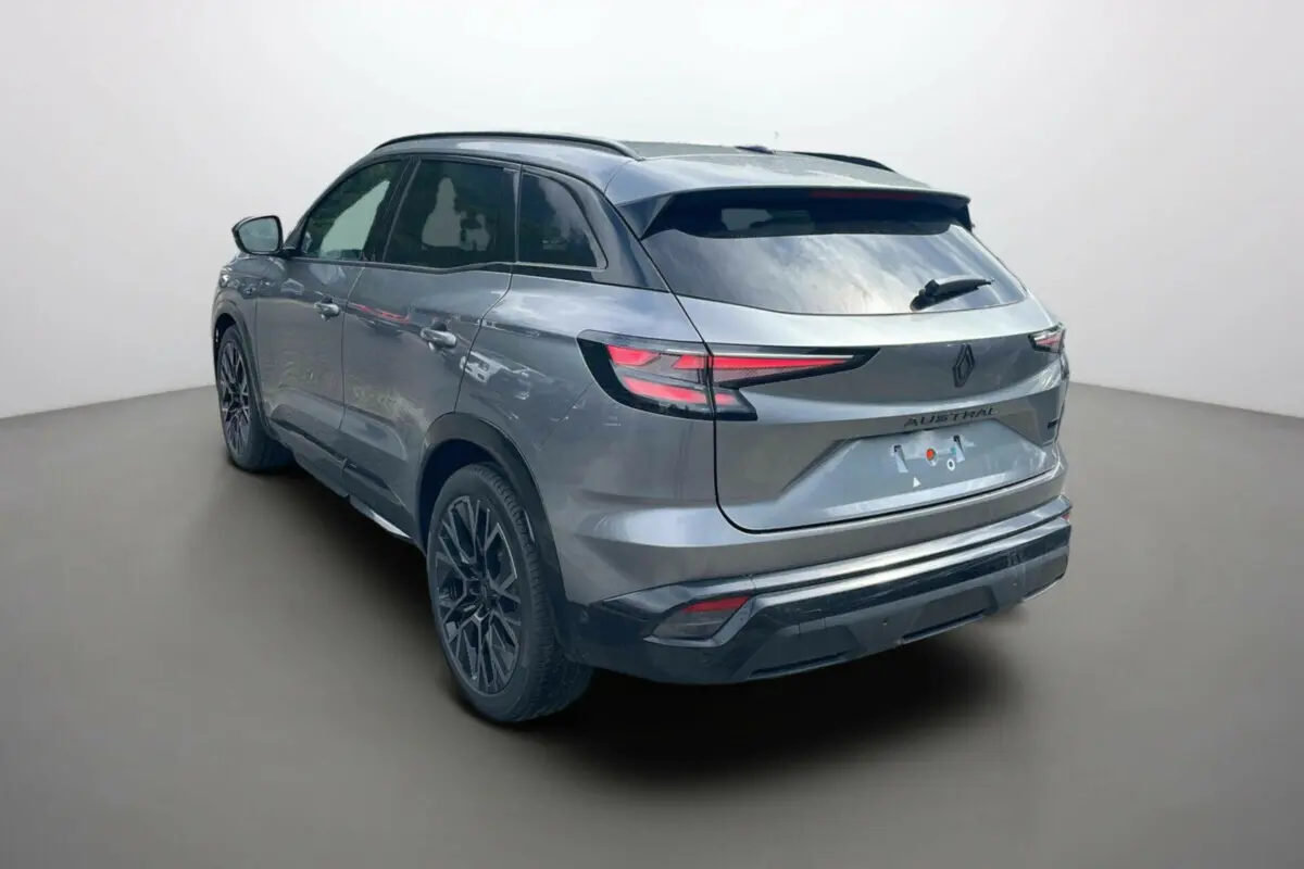 Vue 3/4 arrière droite du Renault Austral gris schiste avec jantes alu noires et toit panoramique.
