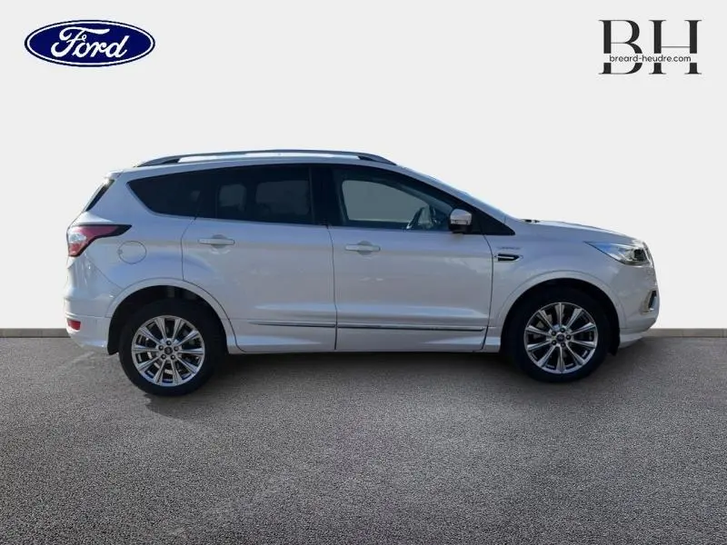 Vue de profil droit d'un Ford Kuga 2017 blanc Premium Platinum avec jantes alliage et vitres teintées.