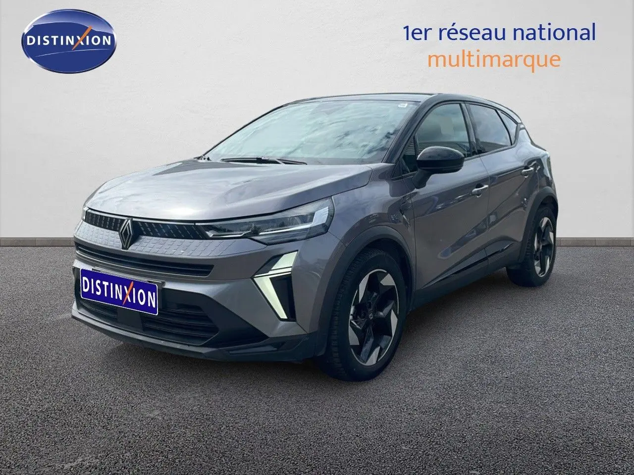 Renault Captur 2025 gris cassiopée métal avec toit noir, vue 3/4 avant droit, jantes 18 pouces bicolores.