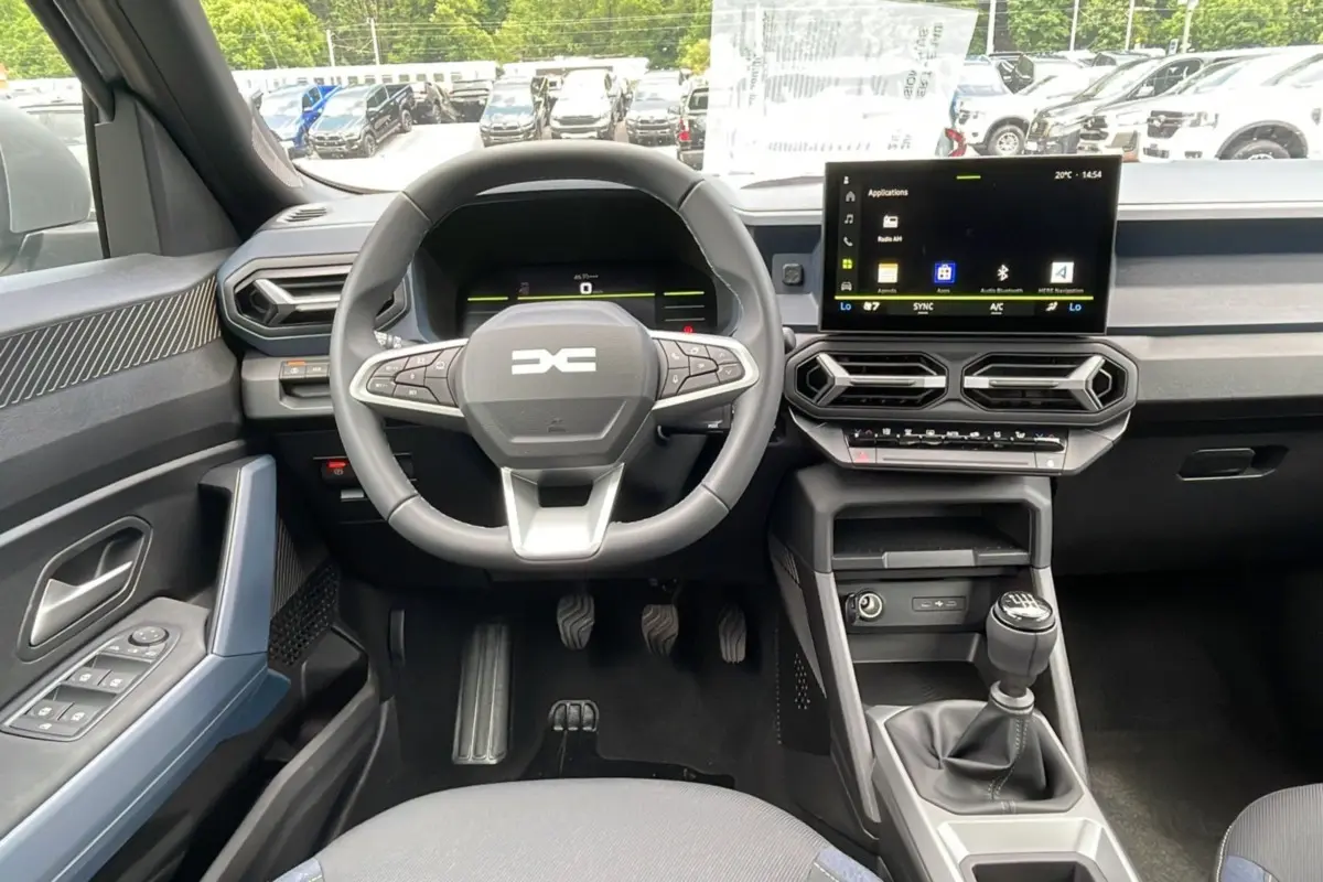 Vue intérieure avant centrée sur le volant et la console centrale avec levier de vitesses manuelle du Dacia Bigster 2025.